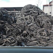 旅客在高铁上用水果刀削苹果：这可以带的吗
