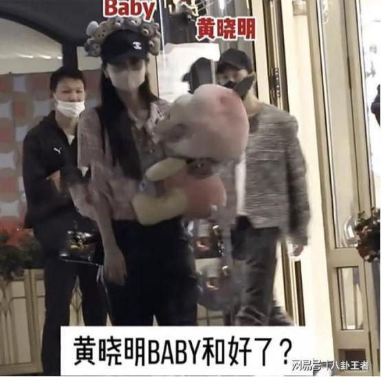叶柯好惨!黄晓明baby首合体!一家3口逛迪士尼,穿情侣装要复合