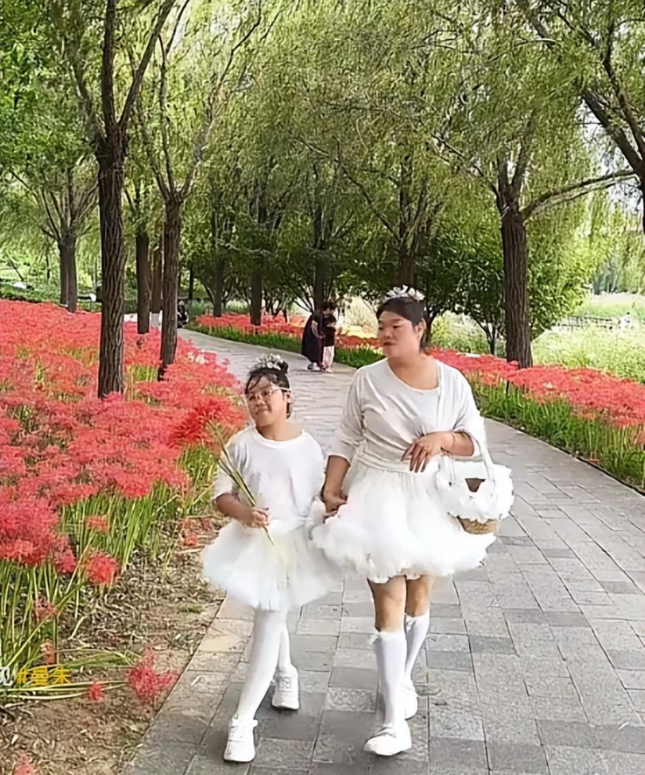 一段“千金母女散步”视频，伤害了网友的眼睛：求你们自卑一点吧